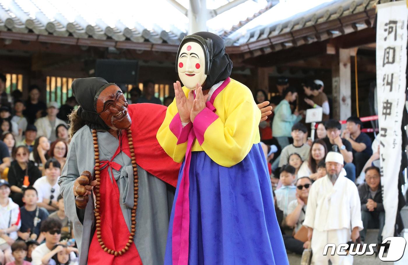 본문 이미지 - 지난 추석 연휴 경북 안동시 풍천면 하회마을에서 열린 하회별신굿탈놀이 공연 모습./뉴스1