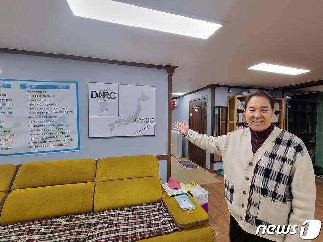 본문 이미지 - 임상현 민간 마약류 중독 재활센터장(경기도다르크)이 경기 남양주시 소재 경기도다르크 내 시설을 안내하고 있다. 다르크는 마약중독자들의 재활을 돕는 민간 치료센터로, 정부 지원 없이 입소자들의 입소비 40만원가량으로 운영된다.2023.04.14./뉴스1 양희문 기자