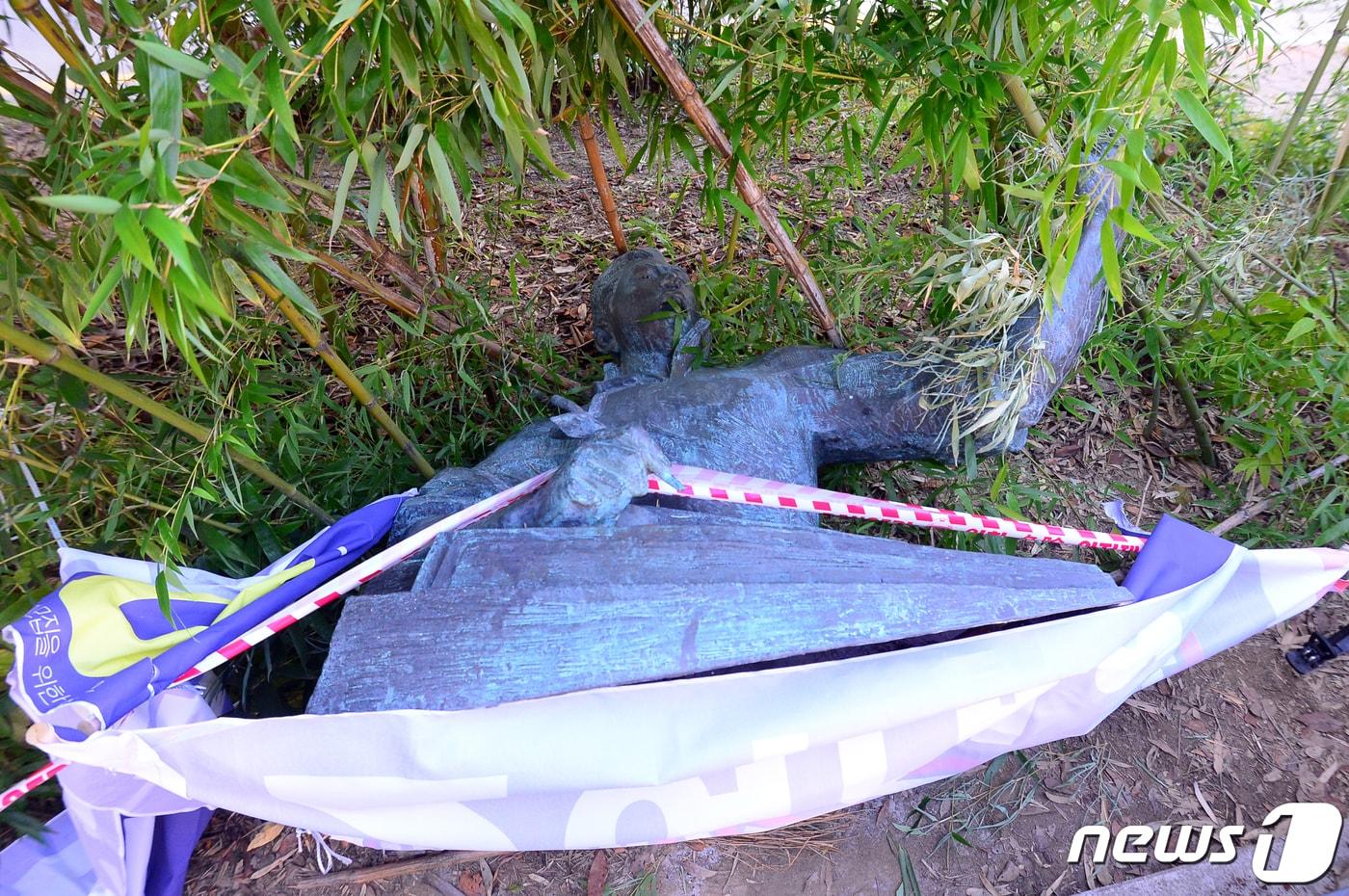 2일 오후 광주 남구 양림동 정율성거리에 조성된 흉상이 훼손돼 바닥에 쓰러져 있다. 2023.10.2/뉴스1 ⓒ News1 이승현 기자