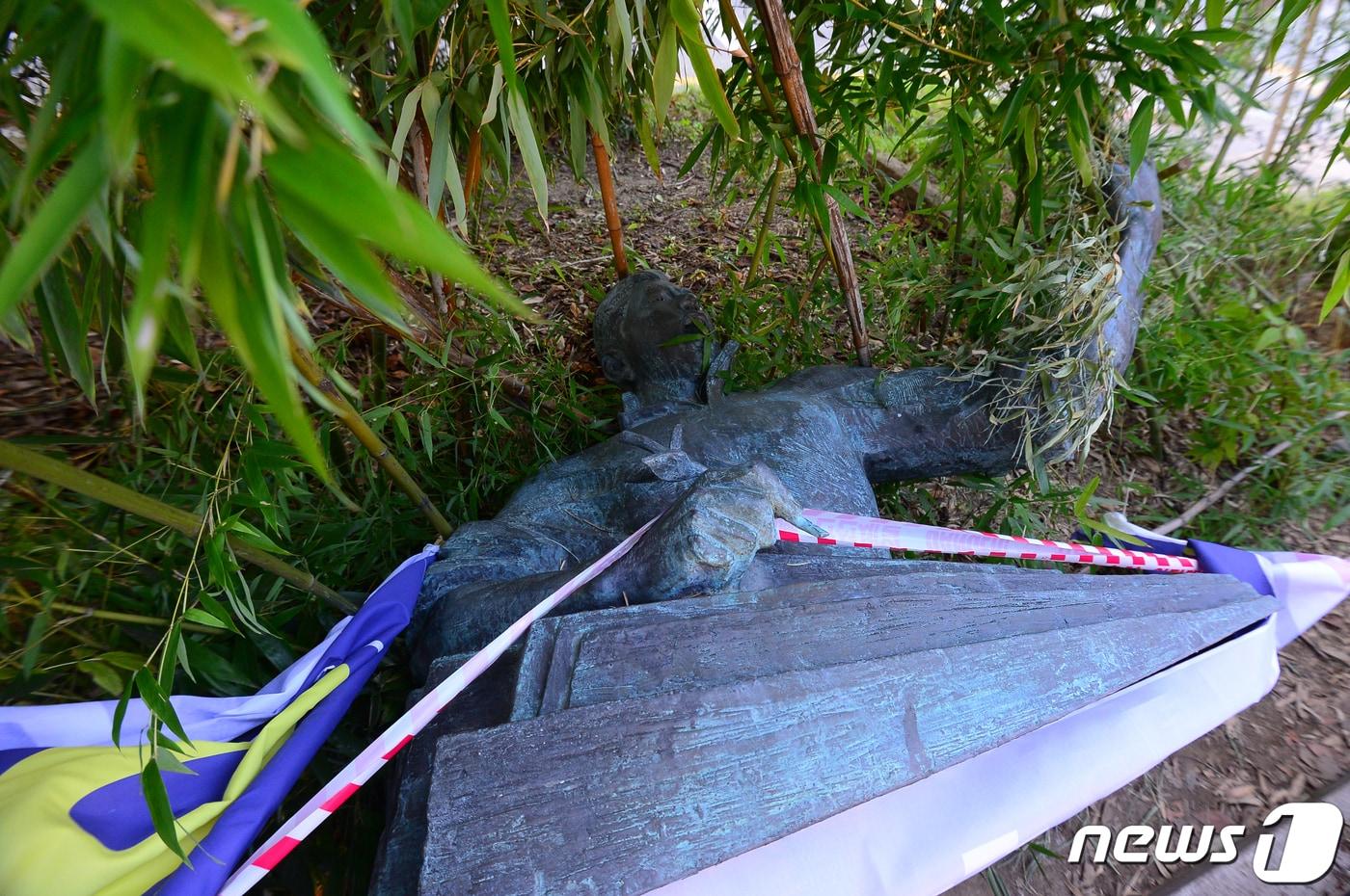 본문 이미지 - 2일 오후 광주 남구 양림동 정율성거리에 조성된 흉상이 훼손돼 바닥에 쓰러져 있다. 2023.10.2/뉴스1 ⓒ News1 이승현 기자