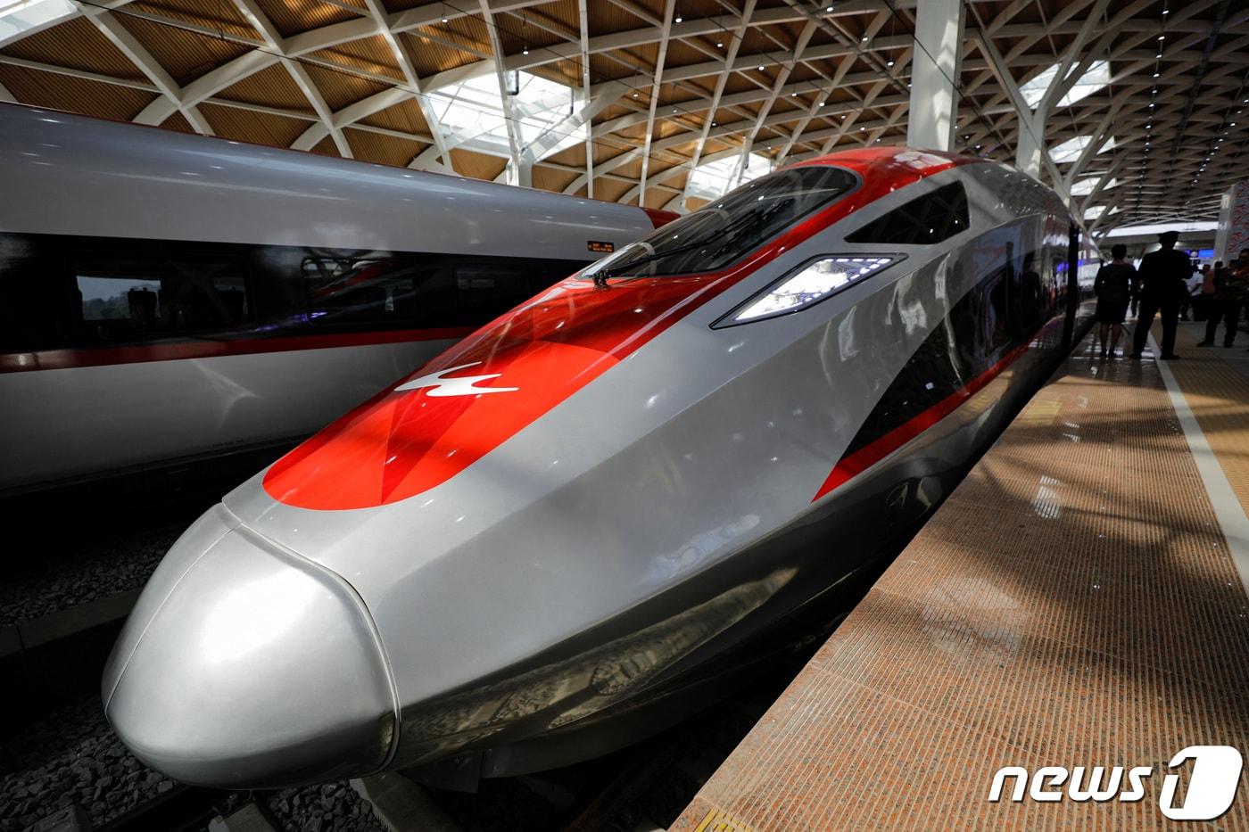 인도네시아가 2일(현지시간) 동남아시아 국가 최초의 고속열차인 '후시'(Whoosh) 운행을 시작했다. 사진은 열차가 수도 자카르타역에 정차한 모습. 2023.10.2. ⓒ 로이터=뉴스1 ⓒ News1 김성식 기자