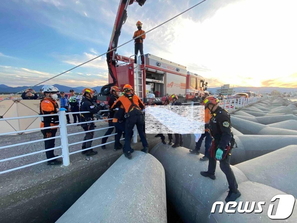 본문 이미지 - 해경이 지난 1일 오후 1시 47분쯤 강원 강릉항 인근에서 공군 부사관인 40대 남성 A씨가 사라졌다는 신고를 받은 가운데, 소방, 군 등 유관기관과 이틀 째 수색 작업을 벌여 숨진 A씨를 찾았다. &#40;강원특별자치도 소방본부 제공&#41; 2023.10.2/뉴스1