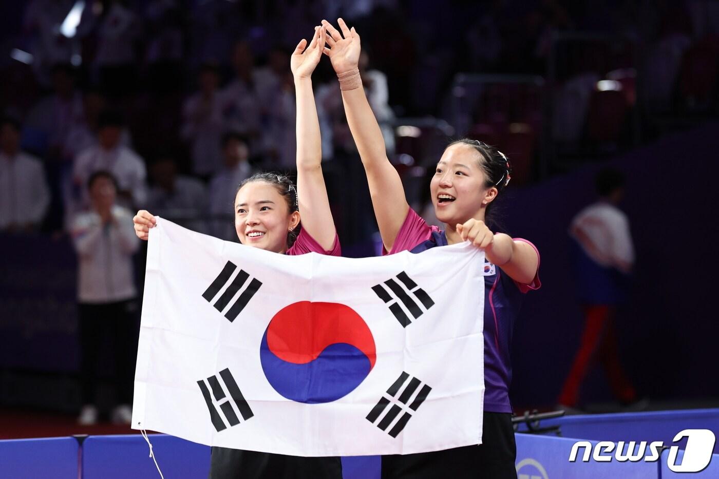 신유빈-전지희가 2일 중국 항저우 궁수 캐널 스포츠파크 체육관에서 열린 2022 항저우 아시안게임 탁구 여자 복식 결승전에서 북한 차수영-박수경을 상대로 승리하며 금메달을 확정 지은 뒤 환호하고 있다. 2023.10.2/뉴스1 ⓒ News1 유승관 기자