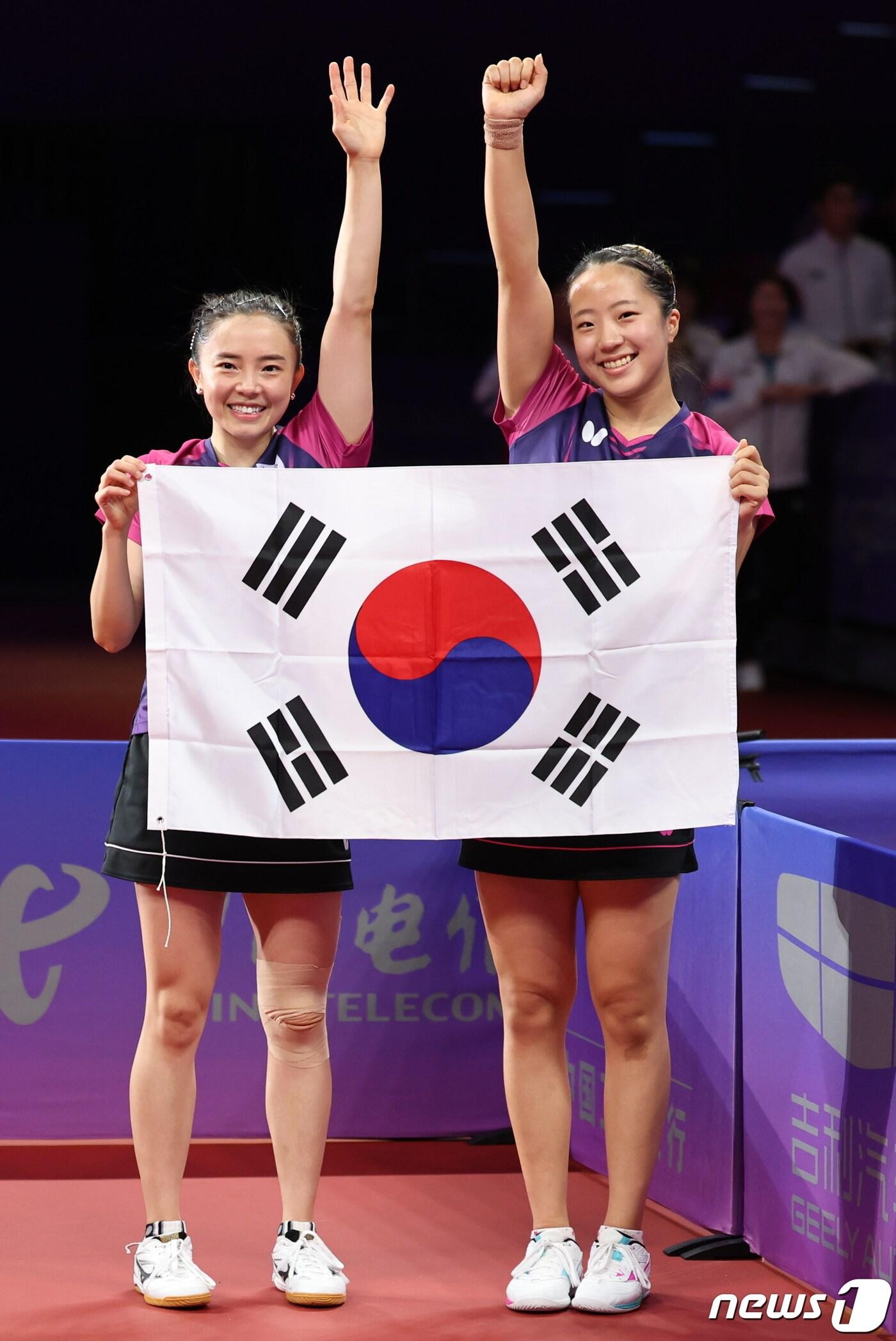 본문 이미지 - 신유빈-전지희 조가 2일 중국 항저우 궁수 캐널 스포츠파크 체육관에서 열린 2022 항저우 아시안게임 탁구 여자 복식 결승 북한 차수영-박수경 조를 상대로 승리하며 금메달을 획득한 후 환호하고 있다. 2023.10.2/뉴스1 ⓒ News1 유승관 기자