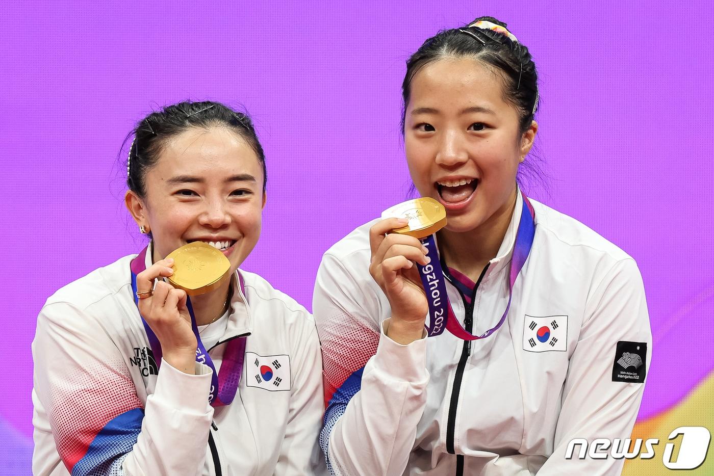 신유빈-전지희가 2일 중국 항저우 궁수 캐널 스포츠파크 체육관에서 열린 2022 항저우 아시안게임 탁구 여자 복식 시상식 후 금메달을 깨무는 포즈를 취하고 있다. 신유빈-전지희 조는 결승에서 북한 차수영-박수경 조를 게임 스코어 4-1(11-6 11-4 10-12 12-10 11-3)로 꺾고 금메달을 차지했다. 이는 2002년 부산 아시안게임 석은미-이은실 이후 21년 만의 아시안게임 여자 복식 금메달이다. 2023.10.2/뉴스1 ⓒ News1 유승관 기자
