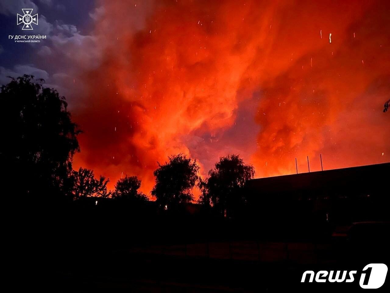 본문 이미지 - 1일(현지시간) 우크라이나 체르카시 우만에서 러시아 군의 드론 공격을 받은 곡물 창고가 불길에 휩싸여 있다. 2023.10.2 ⓒ 로이터=뉴스1 ⓒ News1 우동명 기자