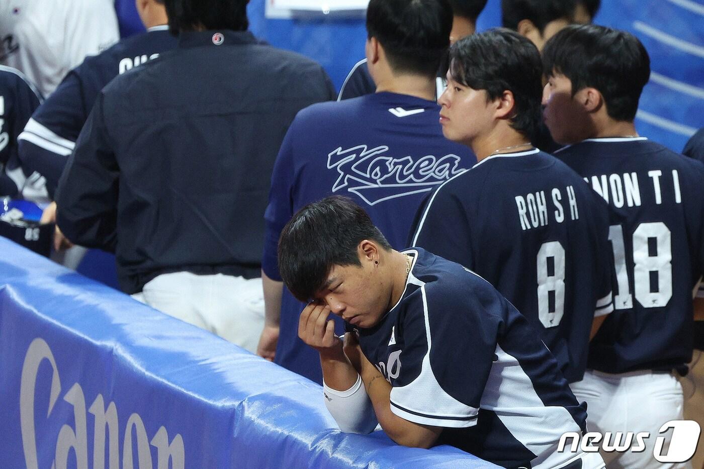 2일 중국 항저우 인근 사오싱 야구 스포츠 문화센터에서 열린 2022 항저우 아시안게임 야구 본선 B조 2차전 대한민국과 대만의 경기에서 강백호를 비롯한 선수들이 0대 4로 패하자 아쉬움을 드러내고 있다. 2023.10.2/뉴스1 ⓒ News1 신웅수 기자