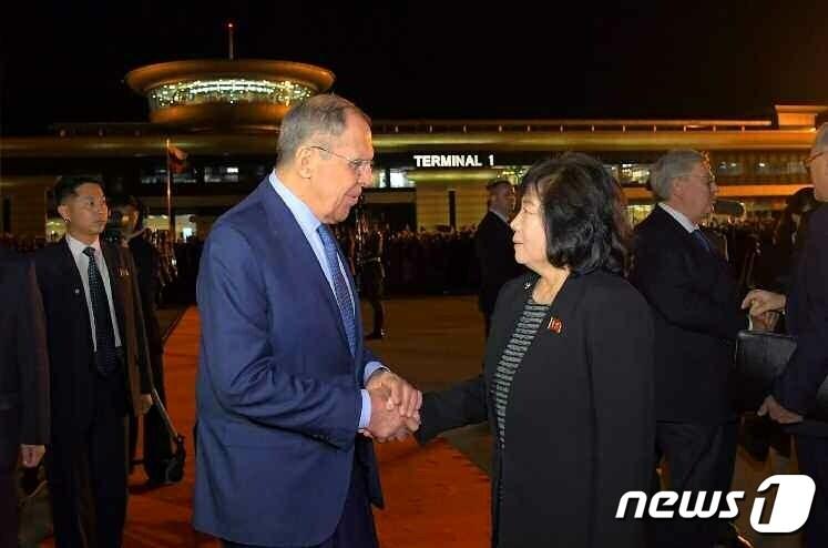 본문 이미지 - &#40;평양 노동신문=뉴스1&#41; = 세르게이 라브로프 러시아 외무장관과 최선희 외무상. [국내에서만 사용가능. 재배포 금지. DB 금지. For Use Only in the Republic of Korea. Redistribution Prohibited] rodongphoto@news1.kr