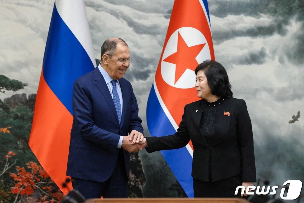 본문 이미지 - 세르게이 라브로프 러시아 외교장관(왼쪽)과 최선희 북한 외무상. 2023.10.20 ⓒ 로이터=뉴스1