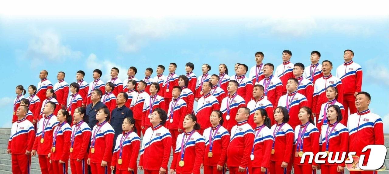 본문 이미지 - (평양 노동신문=뉴스1) = 북한 노동당 기관지 노동신문은 20일 항저우 아시안게임에 참가했던 북한 올림픽위원회 대표단과 선수단을 조명했다. 신문은 "역기를 비롯한 여러 종목의 경기들에서 훌륭한 성과를 거둔 소식은 지금까지도 우리 인민들과 세상사람들의 주요 화제의 하나로 되고 있다"라고 강조했다. [국내에서만 사용가능. 재배포 금지. DB 금지. For Use Only in the Republic of Korea. Redistribution Prohibited] rodongphoto@news1.kr
