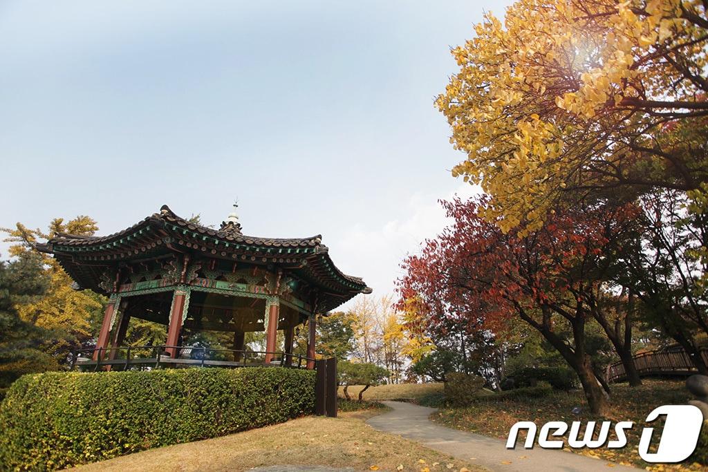 본문 이미지 - 팔각정 가을 전경(호텔신라 제공)