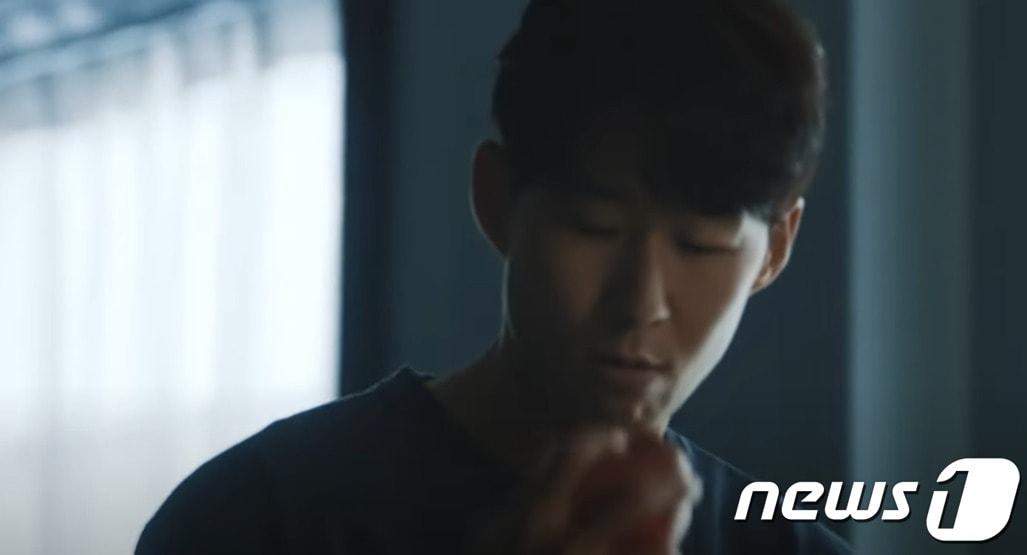 본문 이미지 -  삼성전자 스마트워치 '갤럭시 워치6'를 손목에 착용한 채 사과를 먹는 축구선수 손흥민 (삼성전자 유튜브 갈무리) 