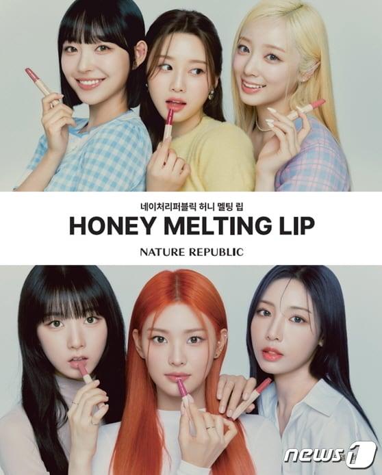 본문 이미지 - 네이처리퍼블릭이 인기 걸그룹 라잇썸(LIGHTSUM)과 함께한 허니 멜팅 립 화보를 공개했다.(네이처리퍼블릭제공)