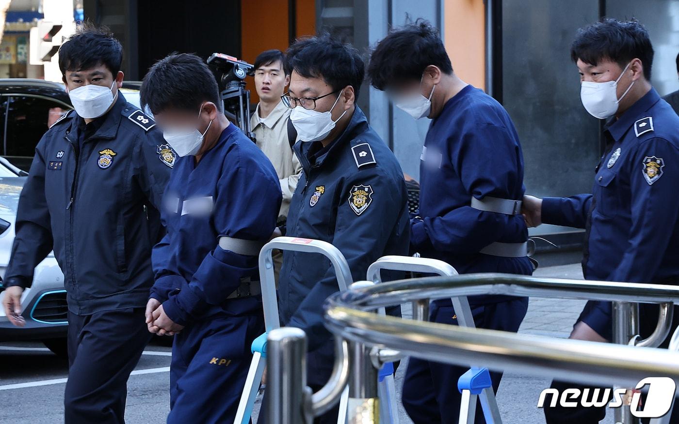 본문 이미지 - 영풍제지 불공정 거래 의혹과 관련해 시세 조종을 주도한 것으로 의심되는 윤모씨와 이모씨가 20일 오전 서울 양천구 서울남부지방법원에서 열리는 구속 전 피의자심문(영장실질심사)에 출석하고 있다. 이들은 올해 주가 조작 자금을 모집하는 등 영풍제지 주가를 인위적으로 끌어올린 혐의를 받고 있다. 2023.10.20/뉴스1 ⓒ News1 김진환 기자