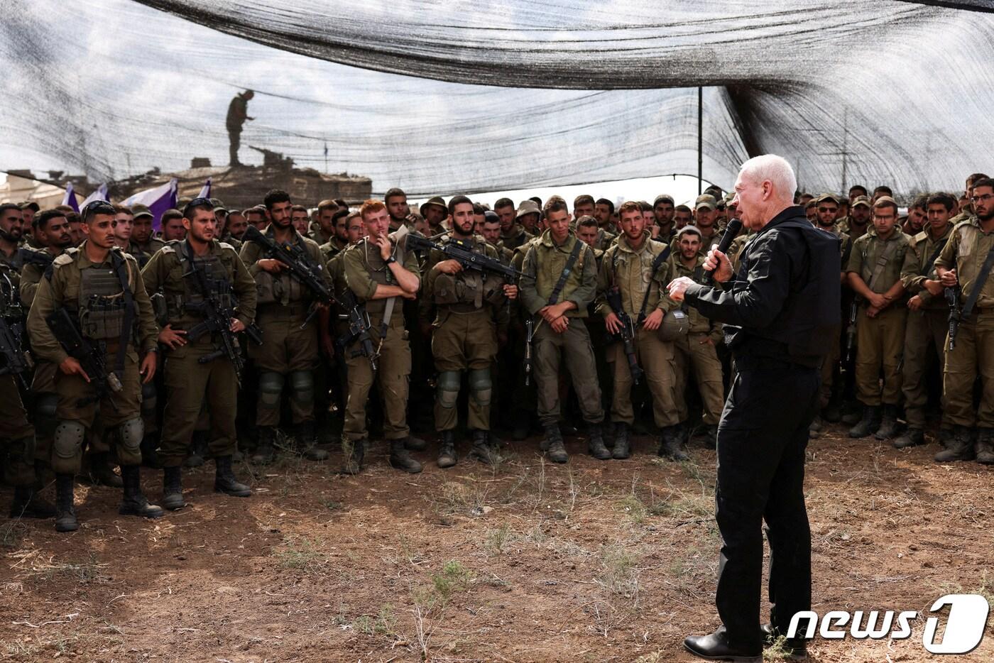 요아브 갈란트 이스라엘 국방장관이 19일 (현지시간) 가자 지구 국경 인근 집결지에서 병사들을 만나 "지금 가자 지구를 멀리서 보는 사람 누구든 안에서 보게 될 것＂이라고 밝히고 있다. 2023.10.20 ⓒ 로이터=뉴스1 ⓒ News1 우동명 기자