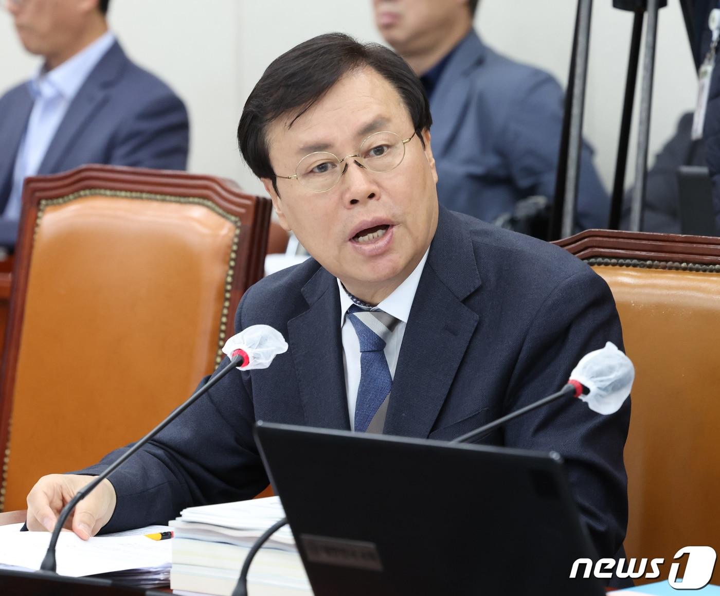 본문 이미지 - 도종환 더불어민주당 의원이 20일 서울 여의도 국회에서 열린 교육위원회의 경기도교육청, 서울시교육청, 인천시교육청에 대한 국정감사에서 질의를 하고 있다. /뉴스1