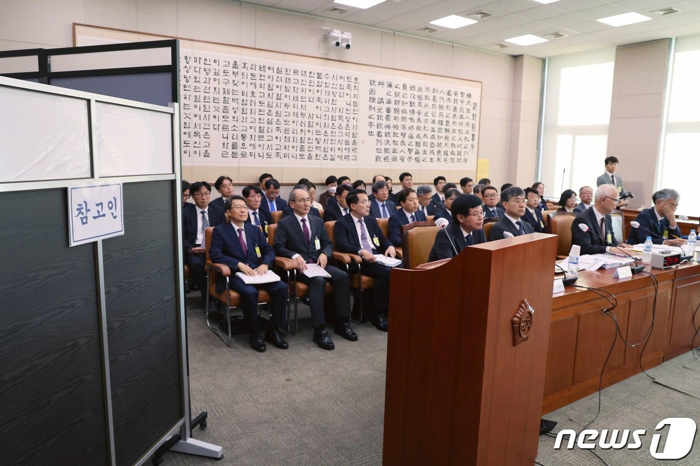 본문 이미지 - '부산 돌려차기' 피해자가 20일 서울 여의도 국회에서 열린 법제사법위원회의 대전고등법원 등에 대한 국정감사에 참고인으로 출석, 비공개 증언을 하고 있다. 2023.10.20/뉴스1 ⓒ News1 황기선 기자