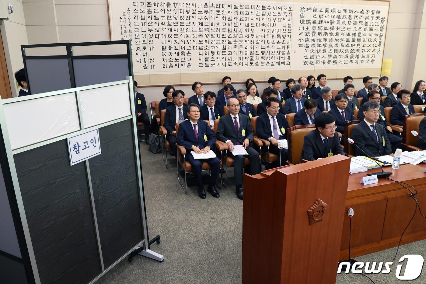 본문 이미지 - '부산 돌려차기' 피해자가 20일 서울 여의도 국회에서 열린 법제사법위원회의 대전고등법원 등에 대한 국정감사에 참고인으로 출석, 비공개 증언을 하고 있다. 2023.10.20/뉴스1 ⓒ News1 황기선 기자