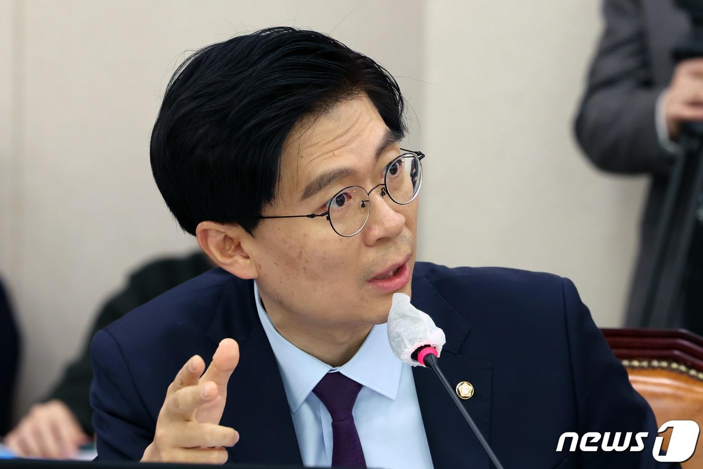 본문 이미지 - 조정훈 시대전환 의원이 20일 서울 여의도 국회에서 열린 법제사법위원회의 대전고등법원 등에 대한 국정감사에서 참고인으로 출석한 '부산 돌려차기' 피해자에게 사건 관련 질의를 하고 있다. 2023.10.20/뉴스1 ⓒ News1 황기선 기자