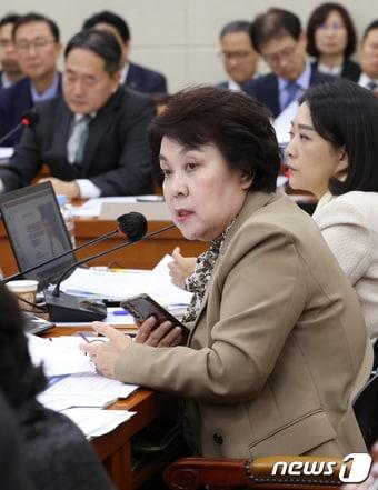 본문 이미지 - 정춘숙 더불어민주당 의원이 20일 서울 여의도 국회에서 열린 보건복지위원회의 국민연금공단, 한국사회보장정보원에 대한 국정감사에서 질의를 하고 있다. 2023.10.20/뉴스1 ⓒ News1 송원영 기자