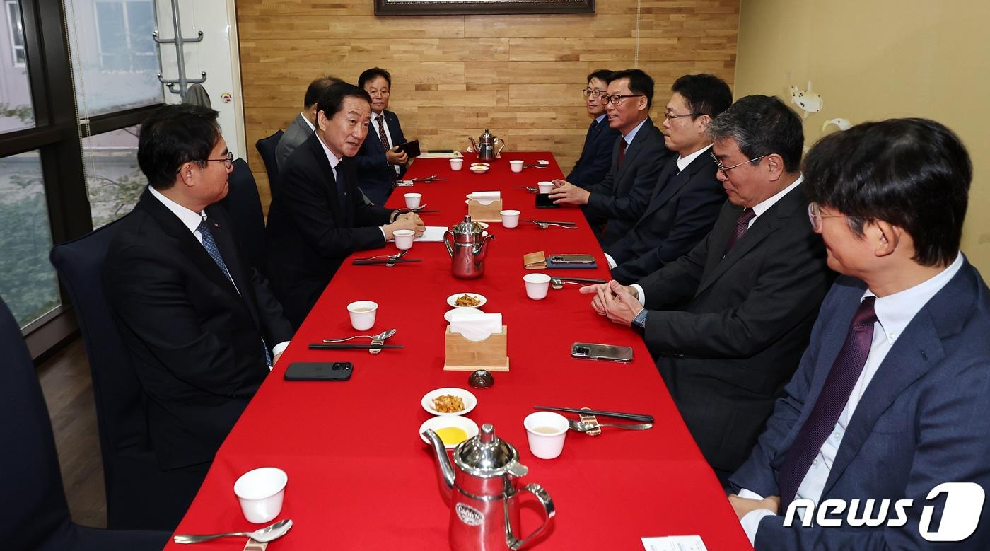 본문 이미지 - 류희림 방송통신심의위원장이 20일 오전 서울 양천구 목동의 한 식당에서 열린 TV홈쇼핑 대표과의 오찬 간담회에 참석해 주요 심의 사례 및 현안을 논의하고 있다. 2023.10.20/뉴스1 ⓒ News1 김진환 기자