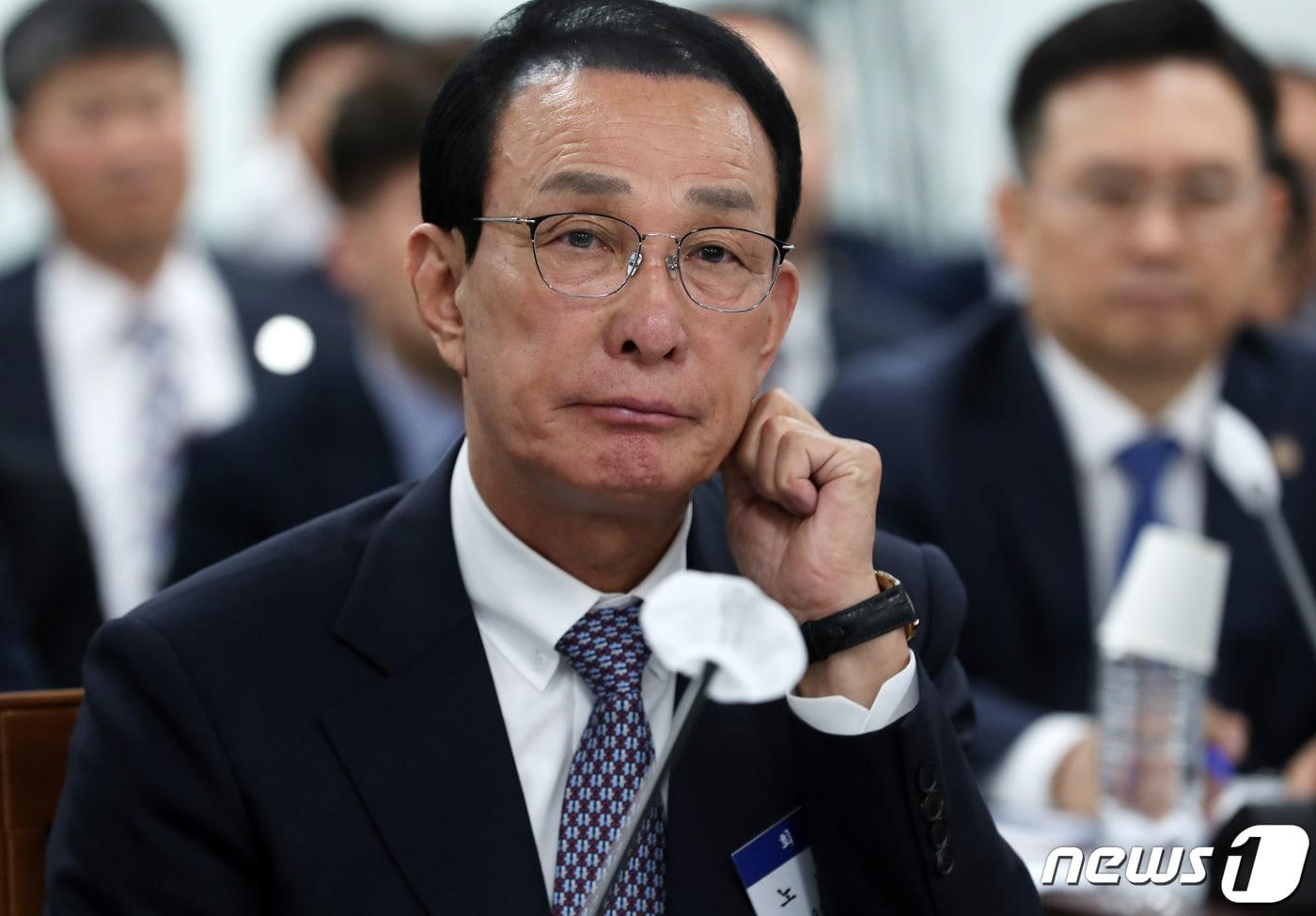 본문 이미지 - 노동진 수협중앙회장이 지난해 10월20일 부산 영도구 한국해양과학기술원에서 열린 국회 농림축산식품해양수산위원회의 해양경찰청, 해양환경공단, 수산업협동조합중앙회(수협), 부산항만공사 등에 대한 국정감사에서 의원 질의를 듣고 있다. 2023.10.20/뉴스1 ⓒ News1 윤일지 기자