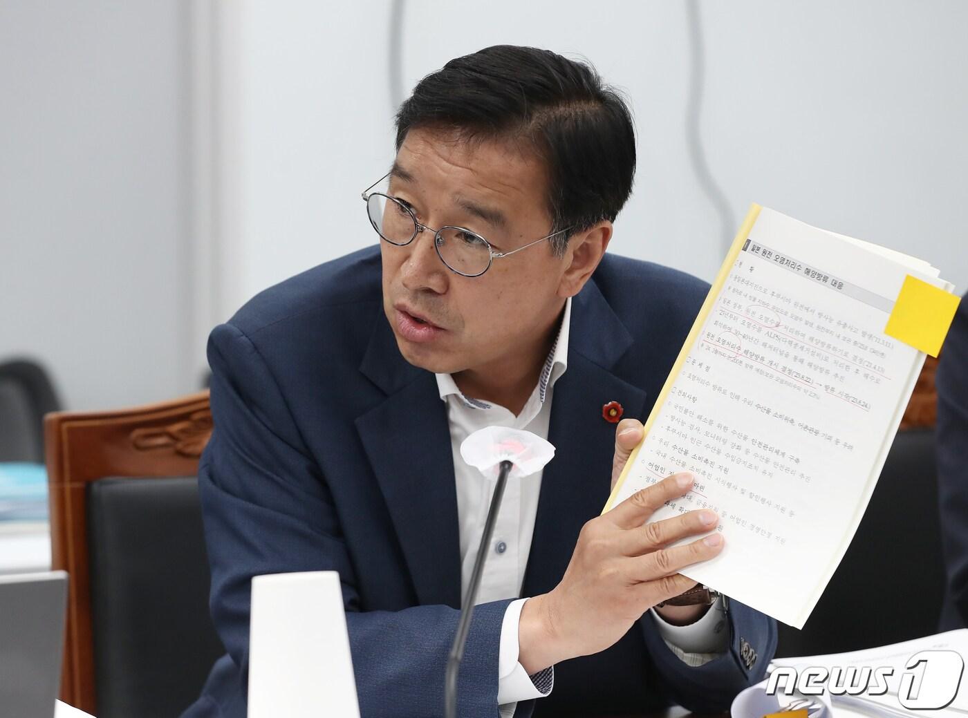 본문 이미지 - 위성곤 더불어민주당 의원이 20일 부산 영도구 한국해양과학기술원에서 열린 국회 농림축산식품해양수산위원회의 해양경찰청, 해양환경공단, 수산업협동조합중앙회(수협), 부산항만공사 등에 대한 국정감사에서 질의하고 있다. 2023.10.20/뉴스1 ⓒ News1 윤일지 기자