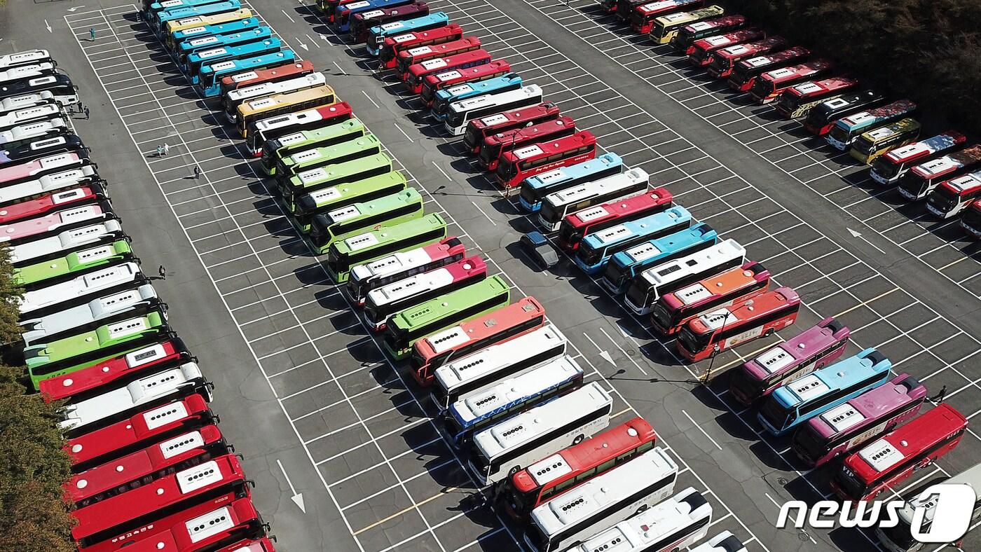 본격적인 행락철을 맞아 20일 오후 대구 달서구 도심 속 테마파크 이월드 주차장에 현장 체험학습 등 단체 나들이객을 태우고 온 전세버스가 빼곡히 주차돼 있다. 2023.10.20/뉴스1 ⓒ News1 공정식 기자