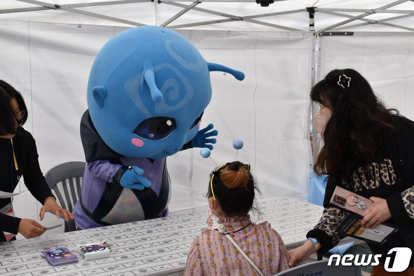 본문 이미지 - 지난해 외계인 대축제의 외계인 팬 사인회 모습.(밀양시 제공)