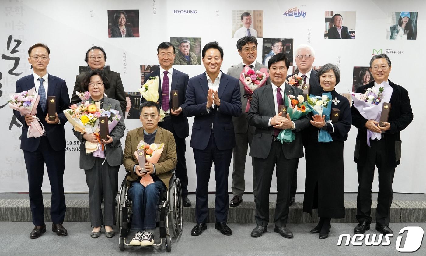 본문 이미지 - 오세훈 서울시장이 20일 서울 중구 서울시청에서 열린 제72회 서울특별시 문화상 시상식에서 수상자들과 기념촬영을 하고 있다. (서울시 제공) 2023.10.20/뉴스1