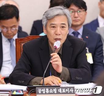 본문 이미지 - 조성호 공영홈쇼핑 대표이사가 20일 서울 여의도 국회에서 열린 산업통상자원중소벤처기업위원회의 중소벤처기업진흥공단, 기술보증기금, 소상공인시장진흥공단 등에 대한 국정감사에서 의원들의 질의에 답변하고 있다. ⓒ News1 송원영 기자