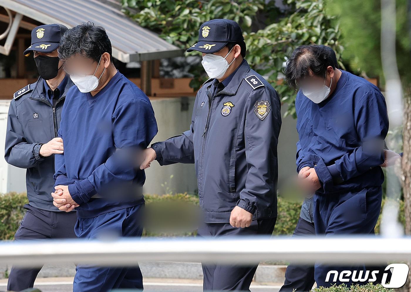본문 이미지 - 영풍제지 불공정 거래 의혹과 관련해 시세 조종을 주도한 것으로 의심되는 신모씨와 김모씨가 20일 오후 서울 양천구 서울남부지방법원에서 열리는 구속 전 피의자심문(영장실질심사)에 출석하고 있다.  2023.10.20/뉴스1 ⓒ News1 김진환 기자
