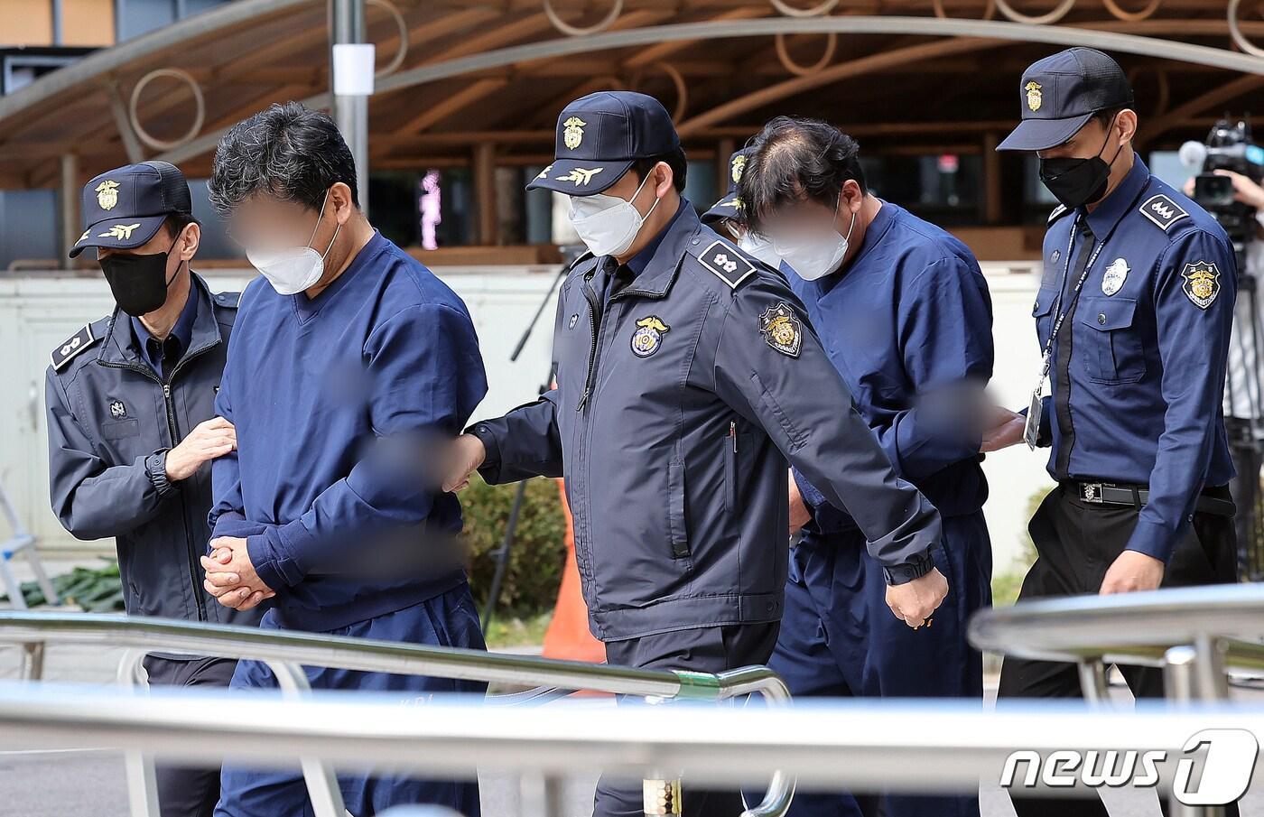 본문 이미지 - 영풍제지 주가 조작을 주도한 것으로 의심되는 신모씨와 김모씨가 영장실질심사를 받기 위해 서울남부지법에 출석하고 있다. 2023.10.20/뉴스1 ⓒ News1 김진환 기자