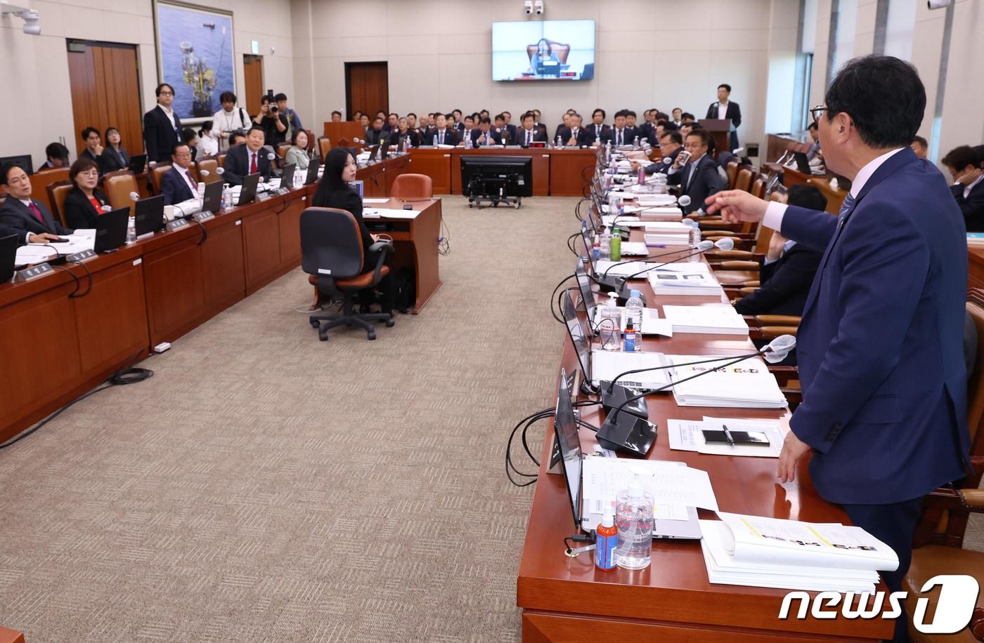 본문 이미지 - 김한정 더불어민주당 의원과 이철규 국민의힘 의원 등 여야 의원들이 20일 서울 여의도 국회에서 열린 산업통상자원중소벤처기업위원회의 중소벤처기업진흥공단, 기술보증기금, 소상공인시장진흥공단 등에 대한 국정감사에서 언성을 높이며 대립하고 있다. 이날 열린 산자위 오전 국감은 이철규 국민의힘 의원의 유창오 공영홈쇼핑 감사에 대한 질의도중 이재명 대표의 대선후보 시절 특보 이력 관련 언급에 여야 의원들의 언성이 높아지며 파행됐다. 2023.10.20/뉴스1 ⓒ News1 송원영 기자