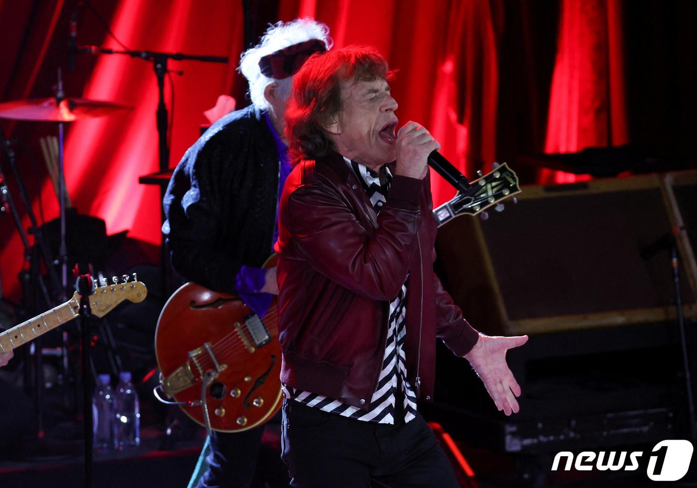 본문 이미지 - 19일(현지시간) 롤링스톤스의 멤버 믹 재거가 앨범 발매 기념 비공개 행사에서 공연을 하고 있다. 2023.10.20 ⓒ 로이터=뉴스1 ⓒ News1 정지윤 기자