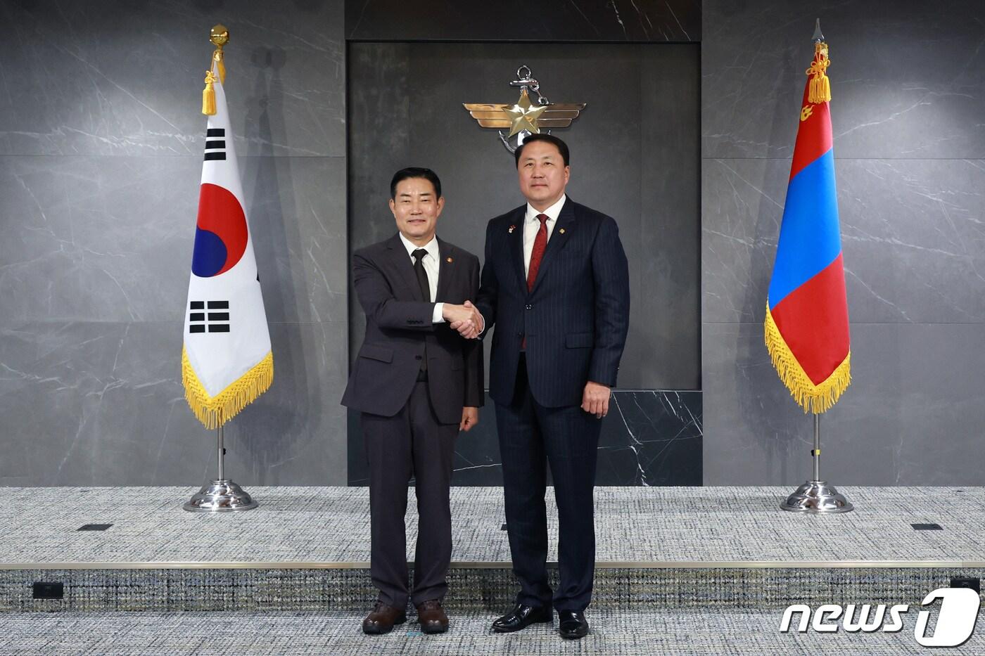 본문 이미지 - 신원식 국방부 장관(왼쪽)과 사이칸바야르 구르세드 몽골 국방장관. (국방부 제공) 2023.10.20/뉴스1