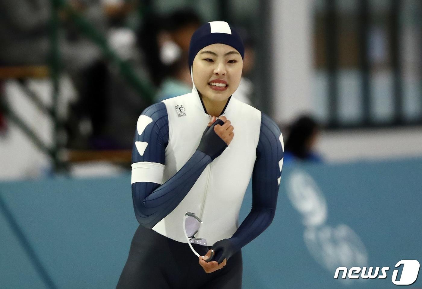 본문 이미지 - 20일 오후 서울 노원구 태릉국제스케이트장에서 열린 제58 전국남녀 종목별 스피드스케이팅 선수권대회에서 여자500m 결승에 출전한 이나현(노원고)이 결승선을 통과 후 기록을 확인하고 있다. 2023.10.20/뉴스1 ⓒ News1 박세연 기자