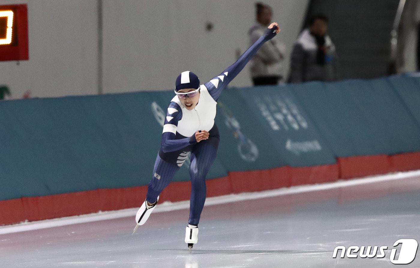 본문 이미지 - 20일 오후 서울 노원구 태릉국제스케이트장에서 열린 제58 전국남녀 종목별 스피드스케이팅 선수권대회에서 여자500m 결승에 출전한 이나현(노원고)이 역주를 하고 있다. 이나현은 39.07초의 기록으로 2위를 차지했다. 2023.10.20/뉴스1 ⓒ News1 박세연 기자