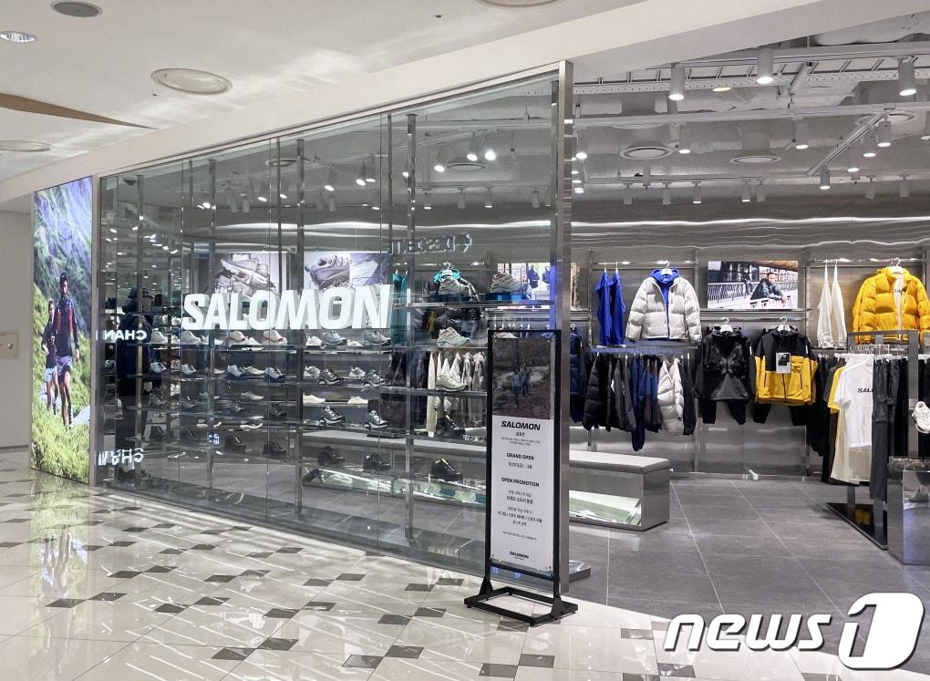 본문 이미지 - 경방 타임스퀘어는 살로몬 매장을 오픈했다고 밝혔다.(타임스퀘어 제공)