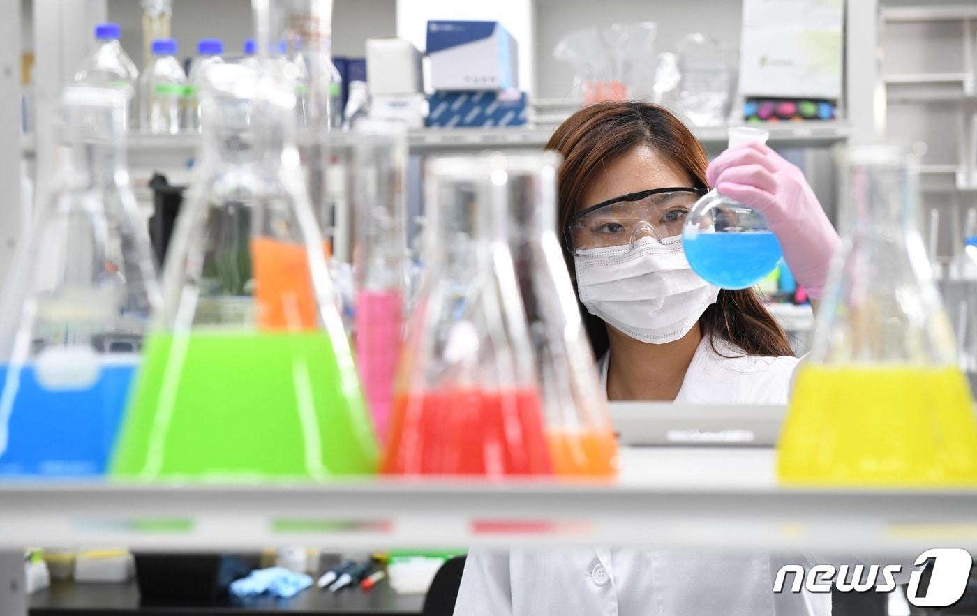 본문 이미지 - JW중외제약 연구원이 시험관을 보고 있다.(JW중외제약 제공)
