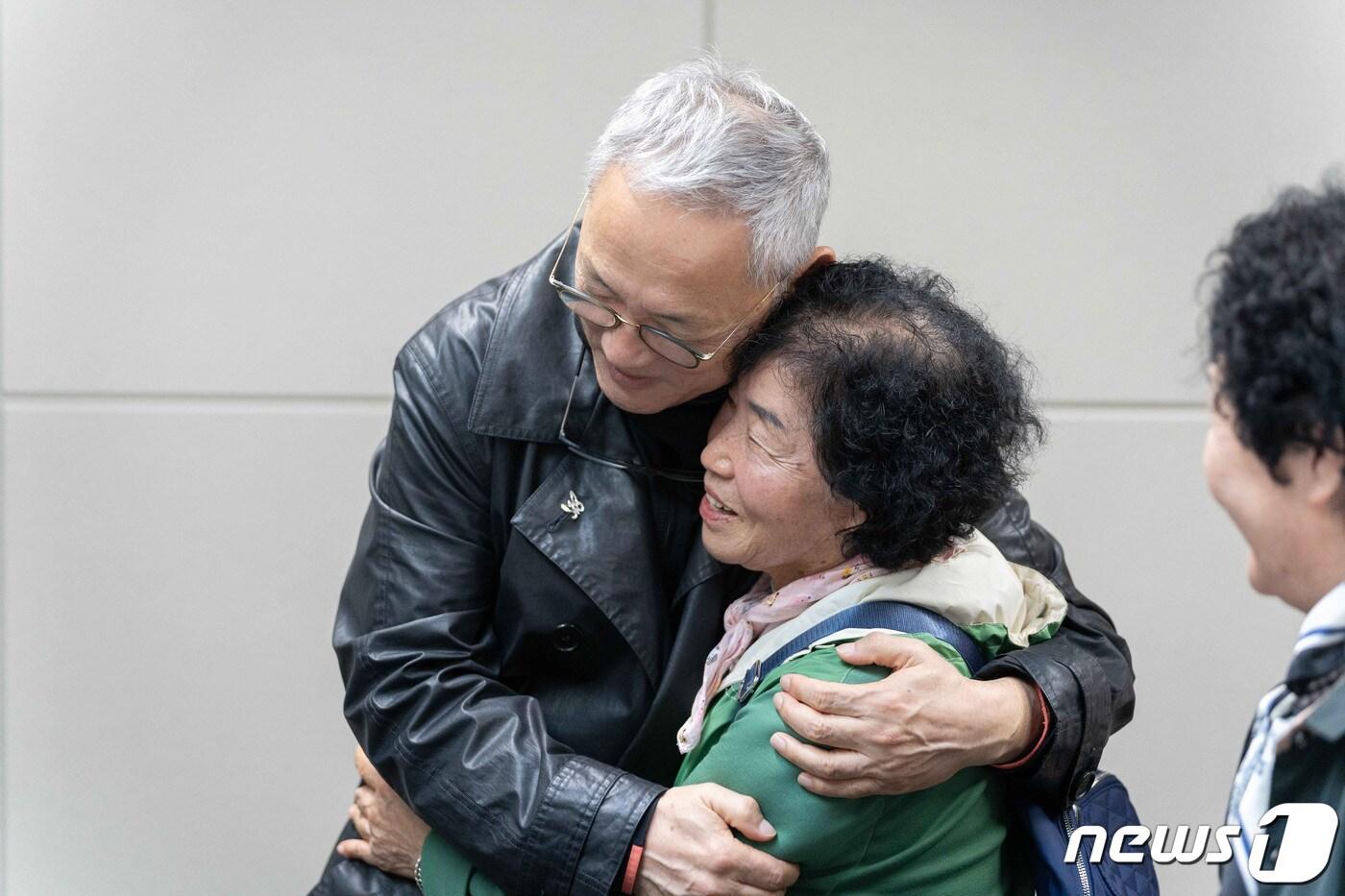 본문 이미지 - 유인촌 문화체육관광부 장관이 20일 광주를 찾아 5·18 피해자들의 아내와 어머니 등으로 구성된 옛 전남도청 지킴이 어머니와 포옹 나누고 있다. (국립아시아문화전당 제공) 2023.10.20/뉴스1 