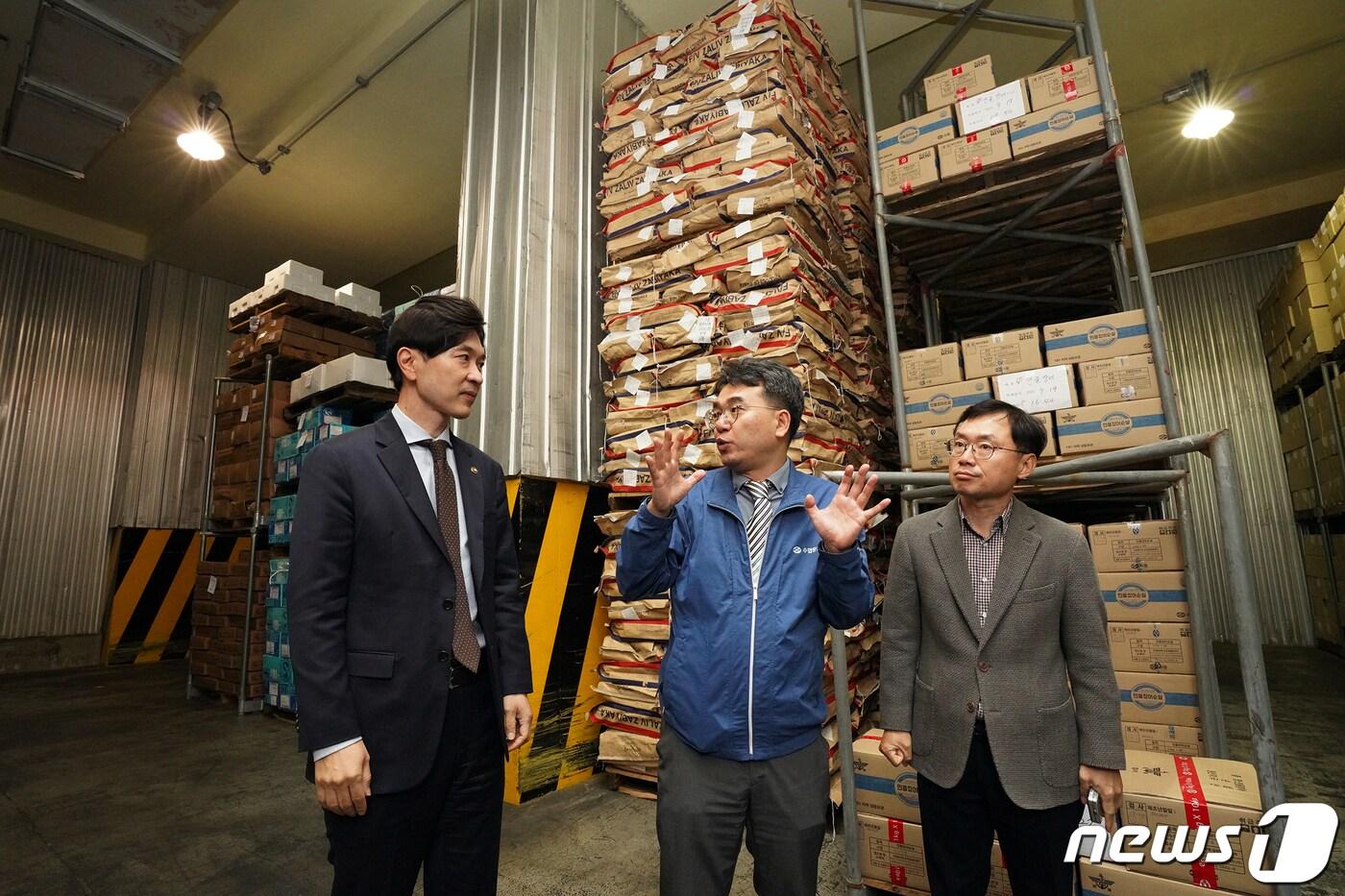 박성훈 해양수산부 차관이 17일 부산에 있는 수협 감천물류센터를 방문해 정부 비축 수산물 상황을 점검하고 있다.(해양수산부 제공)