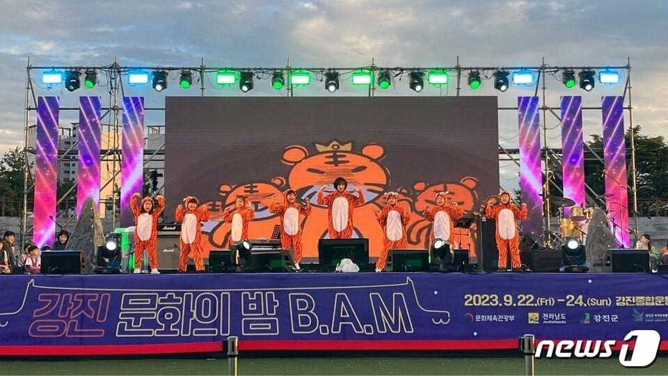 본문 이미지 - 강진 작천초등학교(교장 이희수)- 학생들이 마을의 평안을 기원하던 선돌감기를 소재로 뮤지컬 '다릿골 이야기'를 제작 중이다. 교동마을의 선돌감기는 정월대보름이면 주민들은 마을의 안녕과 풍년을 염원하는 제를 올리며 선돌(입석)에 볏짚으로 만든 옷을 돌돌 감아 입히는 민간신앙으로 250년 이어져 오고 있다. 지난달 '강진 문화의 밤' 개막 무대에서 갈라쇼로 첫선(사진)을 보인 '다릿골 이야기'는 내달 작천, 병영, 옴천초등학교가 함께 하는 연합 학예회에서 초연된다.(전남교육청 제공)/뉴스1   