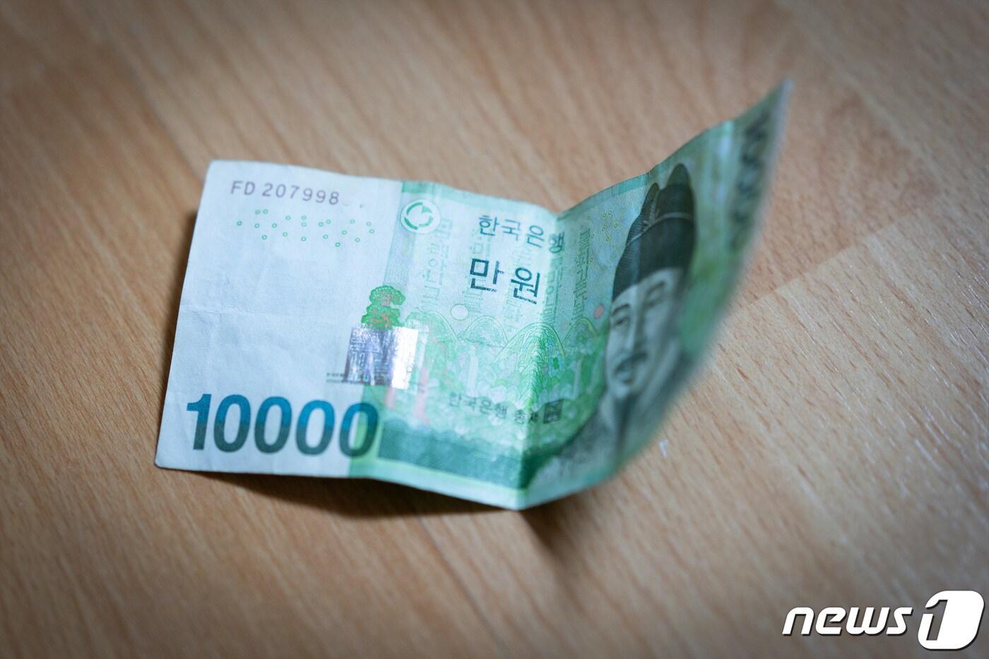 본문 이미지 - 만원짜리 지폐 한 장이 바닥에 놓여 있다. 2023.10.19/뉴스1 ⓒ News1 이기범 기자