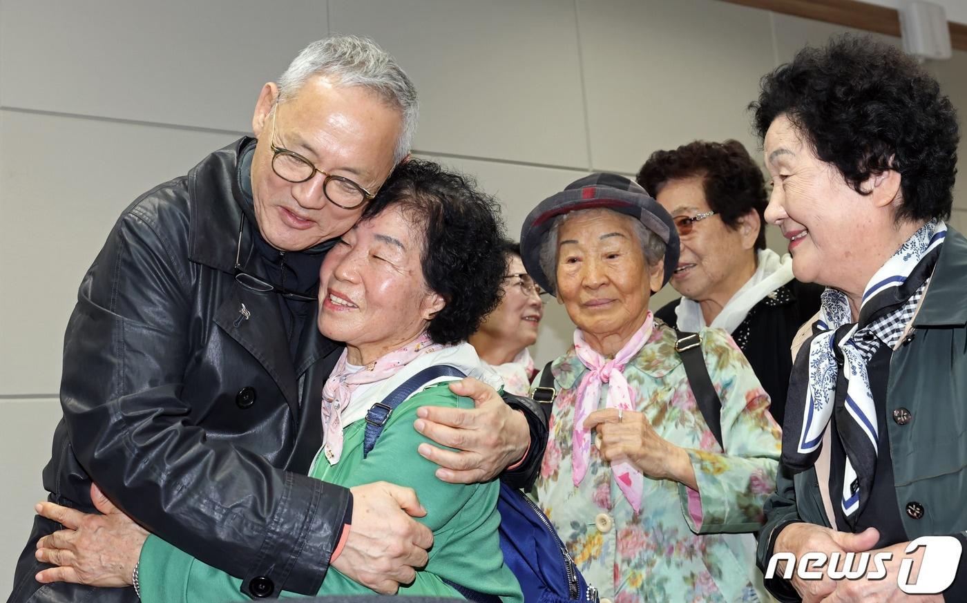 본문 이미지 - 유인촌 문화체육관광부 장관이 20일 광주 국립아시아문화전당에서 옛 전남도청 복원지킴이어머니를 만나 인사를 나누고 있다. (제공 문체부)
