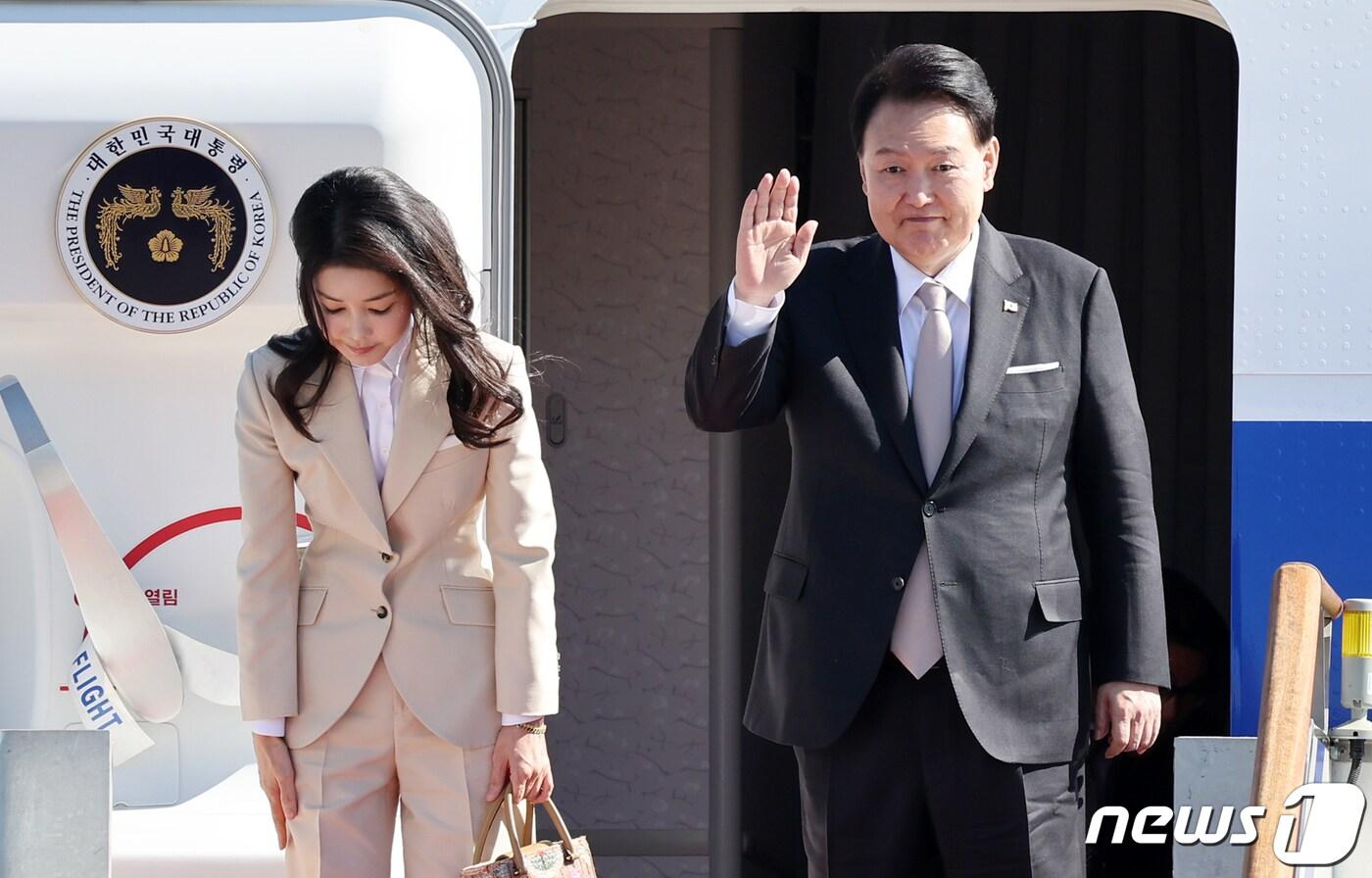 본문 이미지 - 4박 6일 일정으로 사우디아라비아와 카타르를 국빈 방문하는 윤석열 대통령과 김건희 여사가 21일 오전 경기 성남시 서울공항을 통해 출국하고 있다. 우리나라 정상이 두 나라를 국빈 방문하는 것은 처음으로 이번 순방에는 사우디아라비아 130명, 카타르 59명 등 대규모 경제 사절단도 동행한다. 2023.10.21/뉴스1 ⓒ News1 김진환 기자