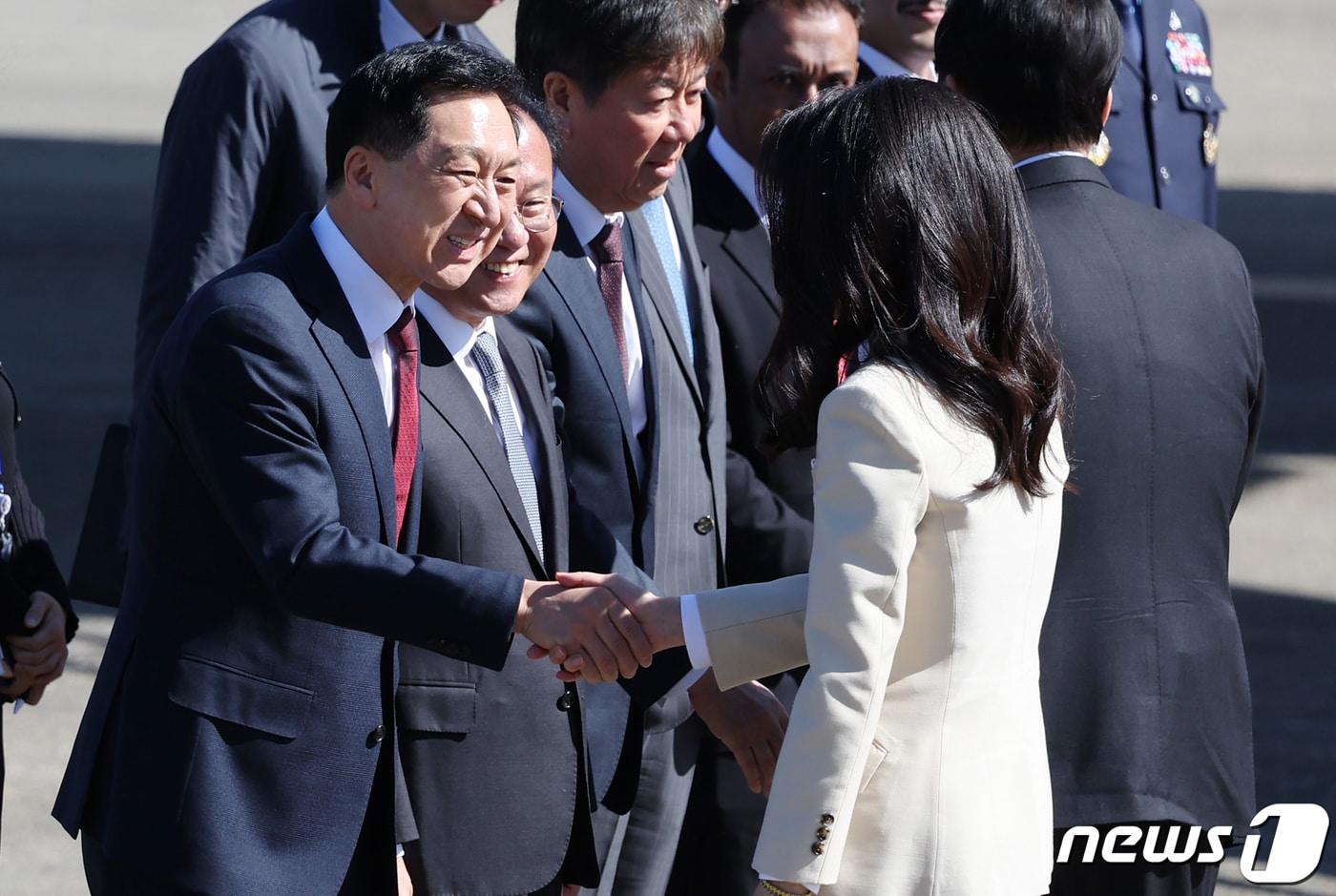 김기현 국민의힘 대표가 21일 오전 경기 성남시 서울공항에서 4박 6일 일정으로 사우디아라비아와 카타르를 국빈 방문하는 윤석열 대통령 부부와 인사를 나누고 있다. 2023.10.21/뉴스1 ⓒ News1 김진환 기자