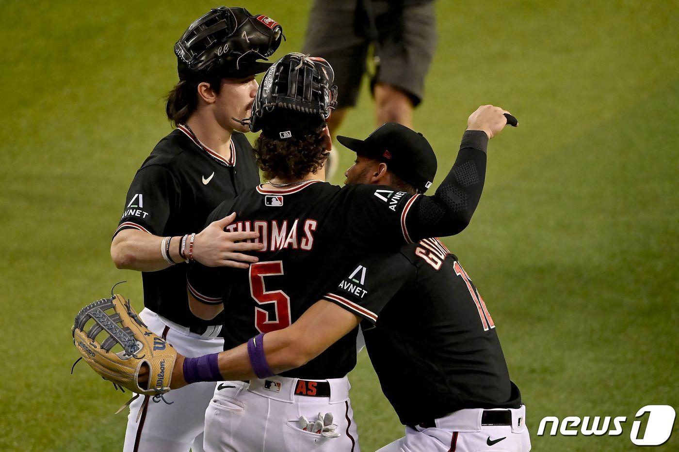 NLCS 4차전에서 필라델피아를 꺾고 기쁨을 나누는 선수들. ⓒ AFP=뉴스1