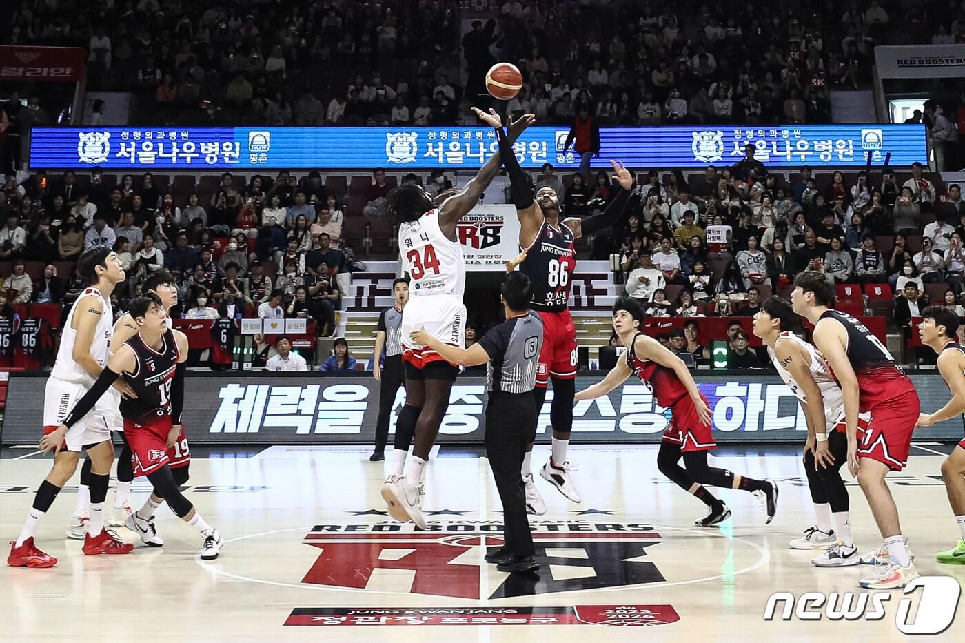 본문 이미지 - 21일 경기 안양실내체육관에서 2023-202424 정관장 프로농구 개막전 안양 정관장과 서울 SK의 경기가 시작되고 있다. 2023.10.21/뉴스1 ⓒ News1 유승관 기자