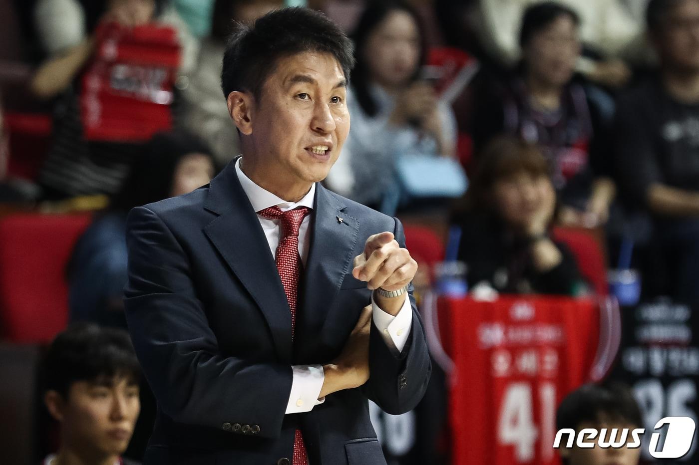 본문 이미지 - 21일 경기 안양실내체육관에서 열린 2023-202424 정관장 프로농구 개막전 안양 정관장과 서울 SK의 경기, 안양 김상식 감독이 작전지시를 하고 있다. 2023.10.21/뉴스1 ⓒ News1 유승관 기자